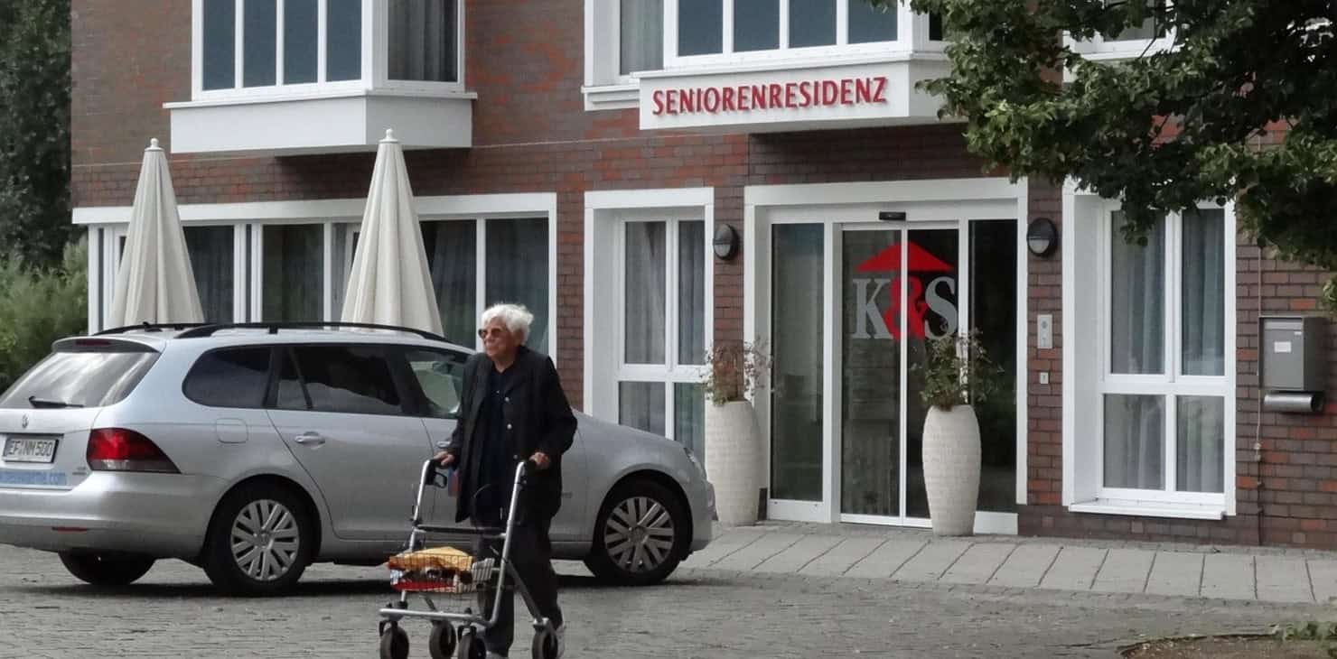 „Mitarbeitende einer sozialen Einrichtung planen Klimaanpassungsmaßnahmen“