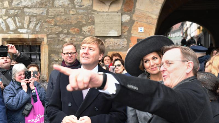 Königspaar nimmt in Erfurt Bad in der Menge
