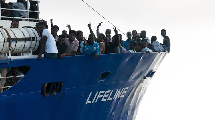 Flüchtlinge am Bug eines Rettungsschiffes der deutschen Hilfsorganisation Mission Lifeline. Foto: Hermine Poschmann/Mission Lifeline/Archiv