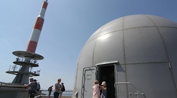 Die Aussichtsterrasse auf dem Brockenhaus bietet den zahlreichen Touristen eine kleine Abkühlung. Foto: Matthias Bein