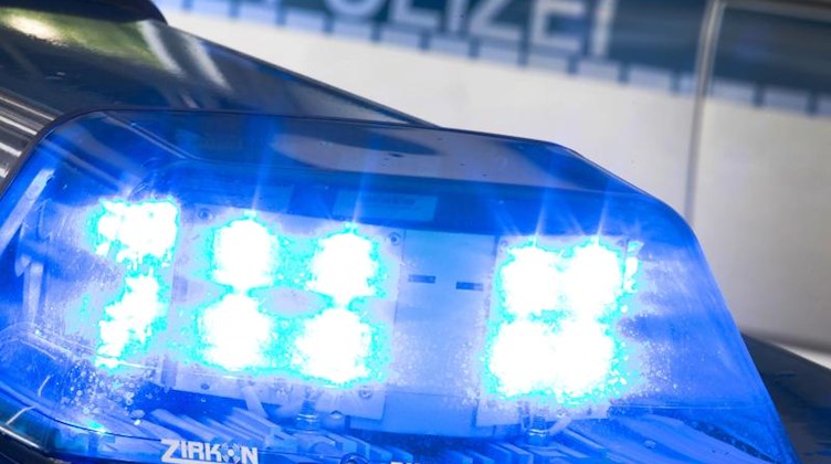 Ein Blaulicht leuchtet auf dem Dach eines Polizeiwagens. Foto: Friso Gentsch/Archivbild