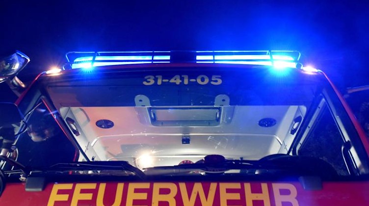 Feuerwehr-Löschfahrzeug mit Blaulicht. Foto: Carsten Rehder/Archiv