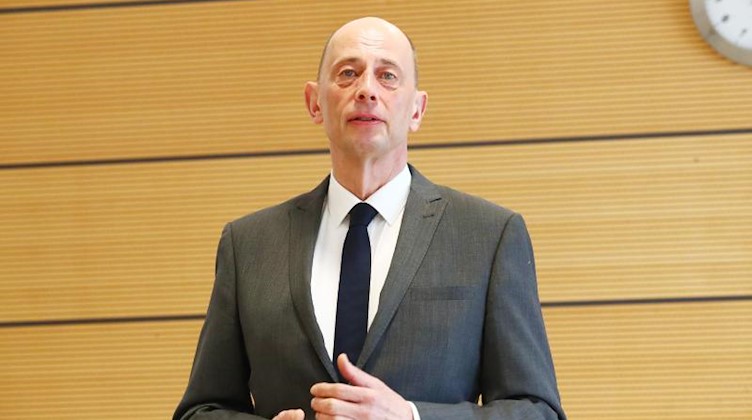 Wolfgang Tiefensee (SPD), Wirtschaftsminister von Thüringen. Foto: Bodo Schackow/Archivbild