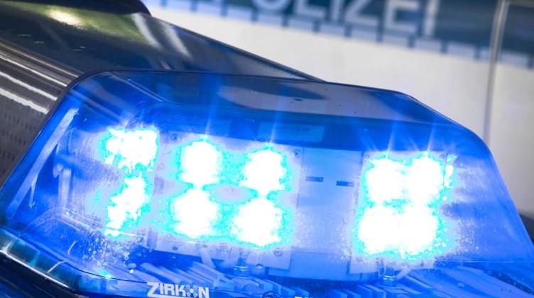 Ein Blaulicht leuchtet auf dem Dach eines Polizeiwagens. Foto: Friso Gentsch/Archivbild