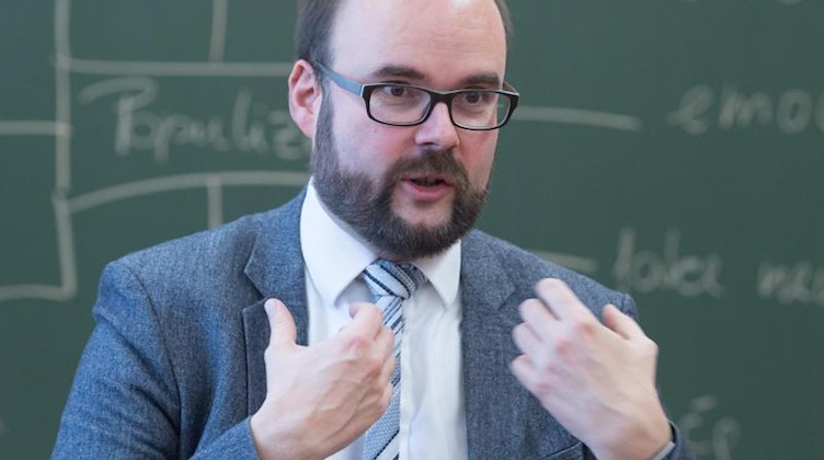 Christian Piwarz (CDU), Kultusminister von Sachsen, spricht in einer Schule. Foto: Sebastian Kahnert/Archivbild