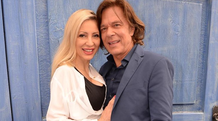 Sänger Jürgen Drews und seine Frau Ramona lächeln im Europapark. Foto: Patrick Seeger/Archivbild