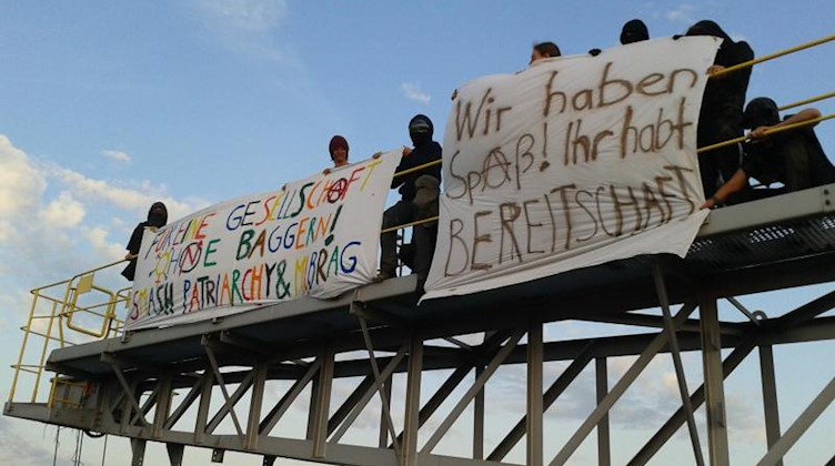 Kohle-Gegner besetzen einen Bagger des Tagebaus Vereinigtes Schleenhain. Foto: Vereinigt gegen Schleenhain