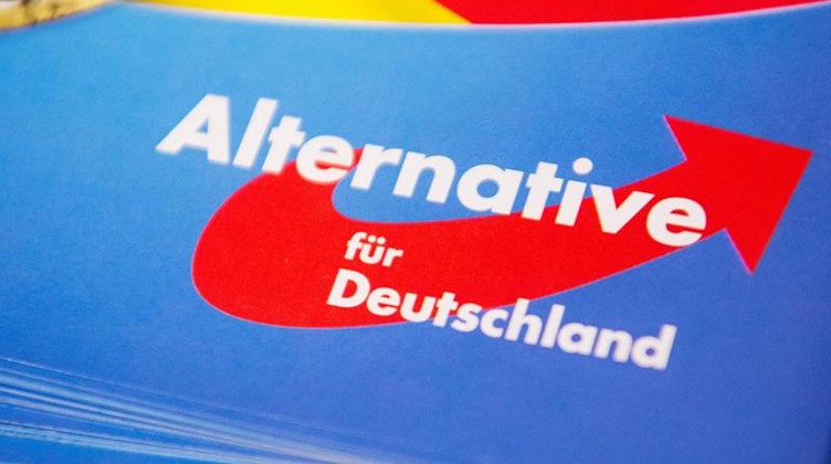 Das Logo der AfD ist auf einem Flyer zu sehen. Foto: Christophe Gateau/Archivbild