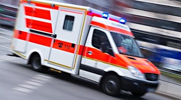 Ein Rettungswagen fährt mit Blaulicht im Einsatz. Foto: Nicolar Armer/Archiv
