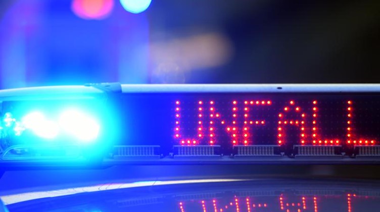 Auf einem Polizeifahrzeug warnt eine Leuchtschrift vor einer Unfallstelle. Foto: S. Puchner/dpa