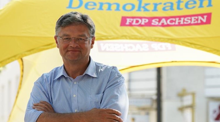 Holger Zastrow, FDP-Spitzenkandidat zur Wahl in Sachsen, steht während seines Wahlkampfes auf dem Delitzscher Marktplatz. Foto: Peter Endig