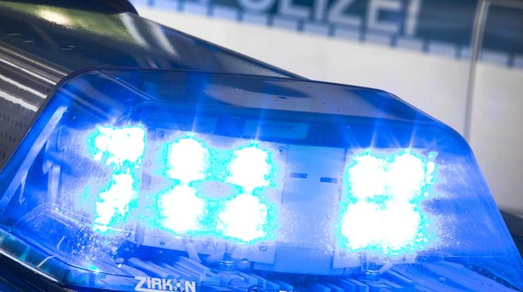 Ein Blaulicht leuchtet auf dem Dach eines Polizeiwagens. Foto: F. Gentsch/Archiv