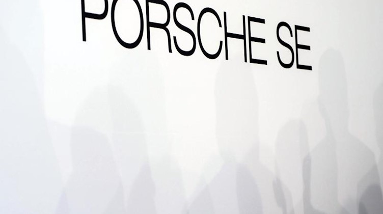 Der Schriftzug der Porsche SE. Foto: Lino Mirgeler/Archivbild