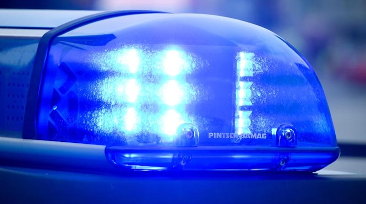 Das Blaulicht an einem Polizeiauto. Foto: Patrick Pleul/Archivbild