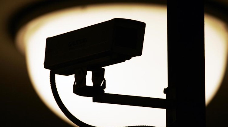 Eine Video-Überwachungskamera. Foto: Arno Burgi/Archivbild