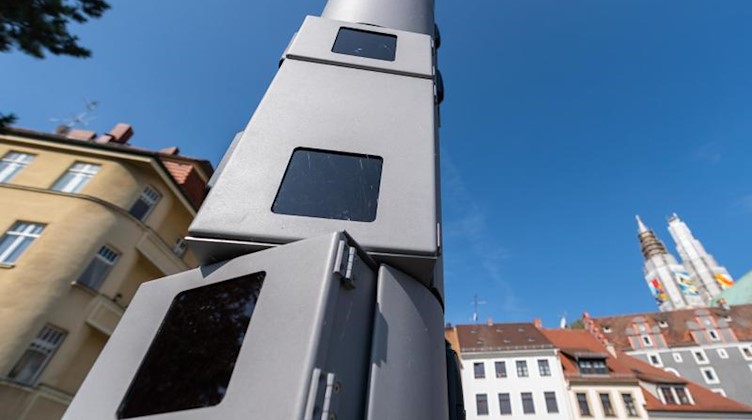 Eine polizeiliche Videoanlage steht auf der Görlitzer Altstadtbrücke. Foto: Robert Michael