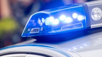 Das Blaulicht einer Polizeistreife. Foto: Lino Mirgeler/Archivbild