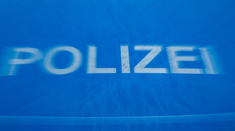 Schriftzug «Polizei» auf der Motorhaube eines Funkstreifenwagens. Foto: Jens Büttner/Archivbild
