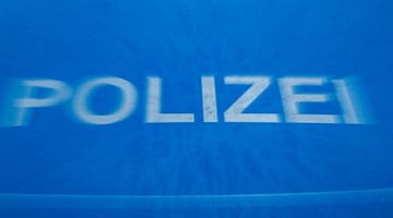 Schriftzug «Polizei» auf der Motorhaube eines Funkstreifenwagens. Foto: Jens Büttner/Archivbild