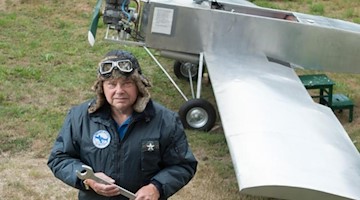 Michael Schlosser steht vor seinem selbstgebauten Flugzeug «Ikarus». Foto: Sebastian Kahnert