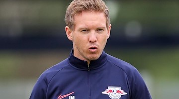 Der RB-Trainer Julian Nagelsmann spricht mit den Spielern während der ersten Trainingseinheit. Foto: Jan Woitas/Archivbild