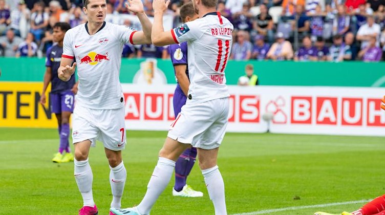 Leipzigs Marcel Sabitzer (l.) bejubelt sein Tor zum 0:1 mit Leipzigs Timo Werner neben Osnabrücks Torwart Nils Körber. Foto: Guido Kirchner