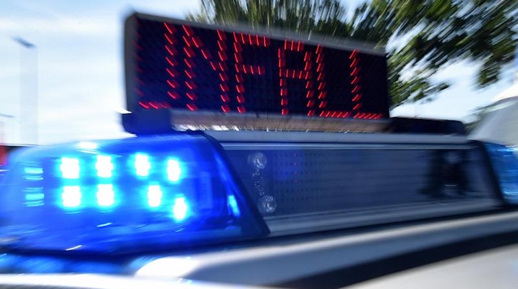 Blaulicht und LED-Laufschrift «Unfall» an einem Einsatzfahrzeug der Polizei. Foto: Holger Hollemann/Archivbild
