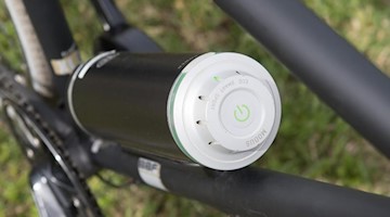 Ein Fahrrad-Akku der Pendix GmbH ist an einem Fahrrad montiert. Foto: Sebastian Kahnert/Archivbild