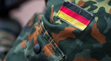 Die Fahne von Deutschland ist auf dem Uniform eines Soldaten aufgenäht. Foto: Monika Skolimowska/Archivbild