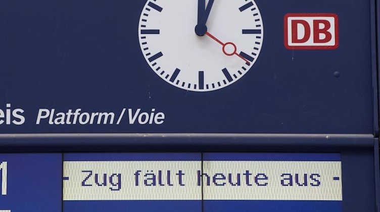 Der Hinweis "Zug fällt heute aus" steht im Hauptbahnhof Dresden auf einer Anzeigetafel. Foto: Sebastian Kahnert/Archiv