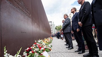 Klaus Lederer (r), Michael Müller (2.v.r.) und Ralf Wieland (3.v.r., SPD) an der Gedenkstätte Berliner Mauer. Foto: Bernd von Jutrczenka
