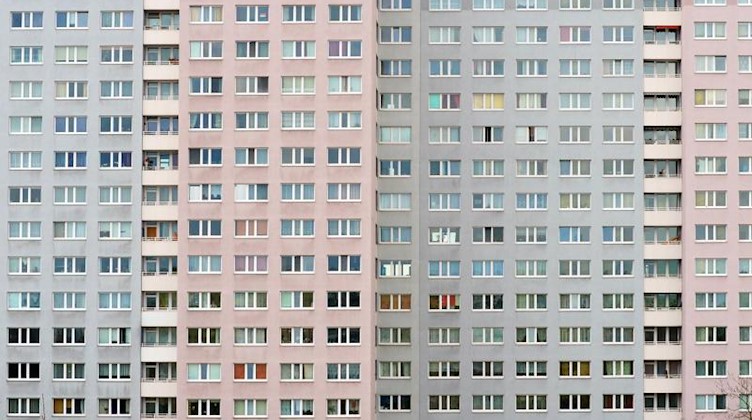 Die Fassade eines Neubaublocks. Foto: Jens Kalaene/Archivbild