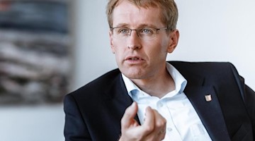 Schleswig-Holsteins Ministerpräsident Daniel Günther spricht bei einem Interview. Foto: Markus Scholz/Archivbild