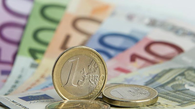 Euro Münzen liegen auf Euro-Banknoten. Foto: Daniel Reinhardt/Archiv