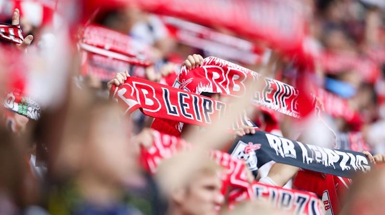 Leipzigs Zuschauer halten vor dem Spiel ihre Fanschals in die Höhe. Foto: Jan Woitas/Archivbild