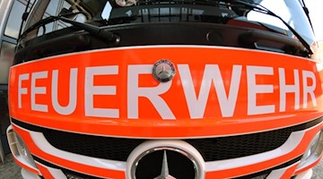 Frontansicht eines Löschfahrzeugs der Feuerwehr. Foto: Patrick Seeger/Archivbild