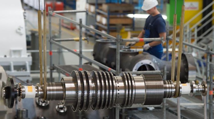 Ein Arbeiter steht in einer Montagehalle des Siemens-Turbinenwerks in Grölitz. Foto: Sebastian Kahnert/Archivbild