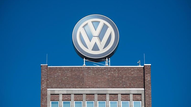 Ein großes VW-Logo auf dem Verwaltungshochhaus des Volkswagen-Werks. Foto: Julian Stratenschulte/Archivbild