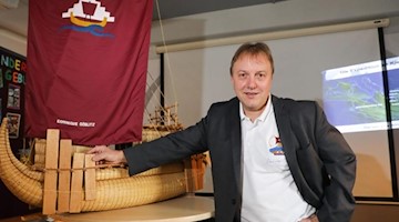 Der Experimental-Archäologe Dominique Görlitz vor einem Modell seines Schilfbootes «Abora IV». Foto: Jan Woitas/Archivbild
