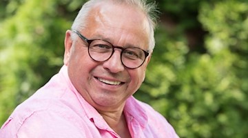 Der deutsche Schauspieler Hilmar Eichhorn sitzt in seinem Garten. Foto: Sebastian Kahnert/Archivbild