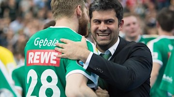 Leipzigs Maciej Gebala und DHfK Geschäftsführer Karsten Günther. Foto: Hendrik Schmidt/Archivbild