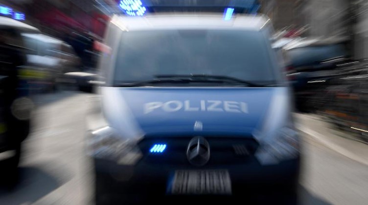 Polizeiwagen mit Blaulicht. Foto: Carsten Rehder/Archivbild