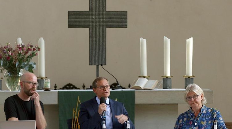 Moritz van Dülmen (l-r), Michael Müller (SPD)und Marianne Birthler befinden sich im Altarraum der Gethsemanekirche. Foto: Wolfgang Kumm