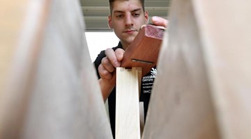 Johannes Bänsch, Tischlergeselle in Leipzig, bereitet sich in seiner «Trainingsecke» auf die WorldSkills vor. Foto: Hendrik Schmidt/Archiv