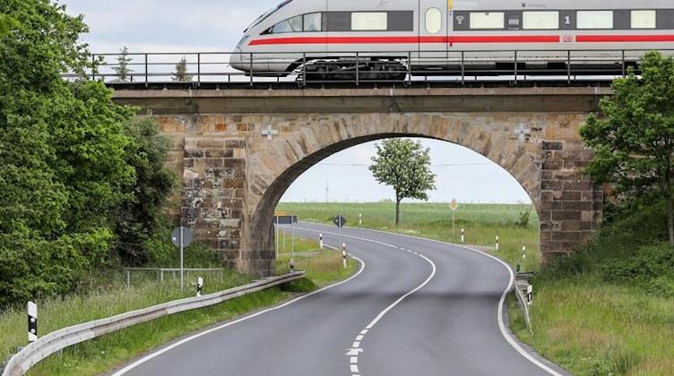 Ein ICE fährt über die älteste noch in Betrieb befindliche Eisenbahnbrücke Deutschlands bei Wurzen. Foto: Jan Woitas/Archiv