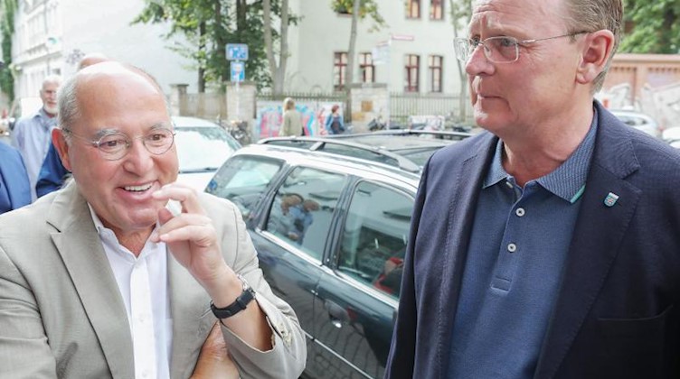 Gregor Gysi (l) und Bodo Ramelow (Die Linke), stehen vor dem Kunsthaus in Erfurt. Foto: Bodo Schackow
