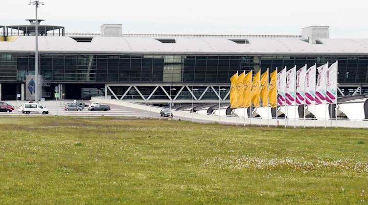 Blick auf das Zentralterminal mit dem Check-in auf dem Flughafen Leipzig/Halle (LEJ) in Schkeuditz. Foto: Peter Endig/Archivbild