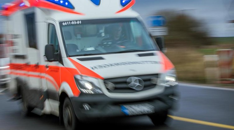 Ein Rettungswagen mit Blaulicht fährt über eine Straße. Foto: Jens Büttner/Archiv