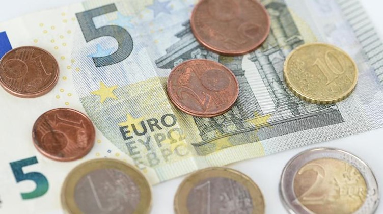 Einige Euros liegen auf einem Tisch. Foto: Fabian Sommer/Archiv
