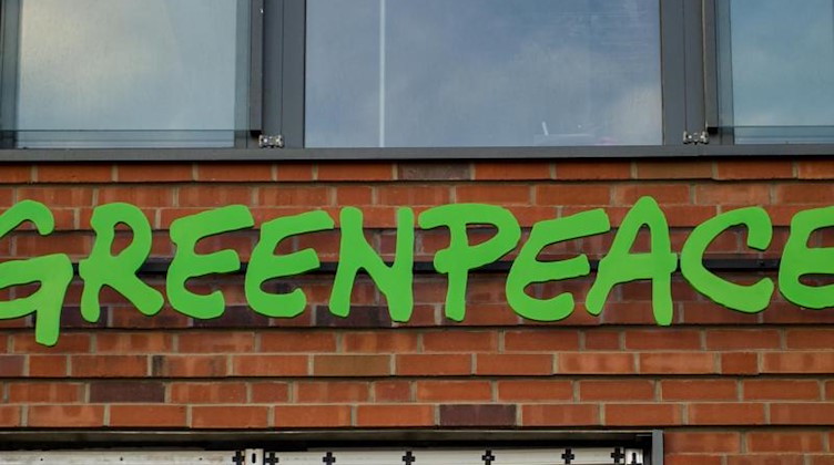 Der Schriftzug "Greenpeace" an einem Gebäude. Foto: Maja Hitij/Archiv